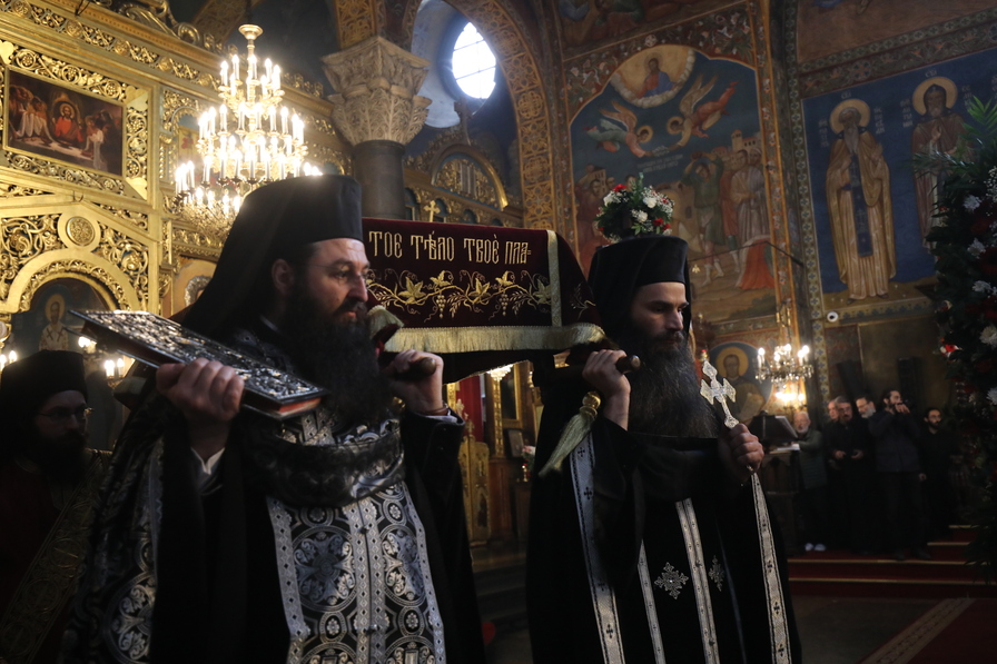 <p>На Велики петък: Богослужения за най-скръбния ден за християните в митрополитския храм &quot;Св. Неделя&quot;</p>