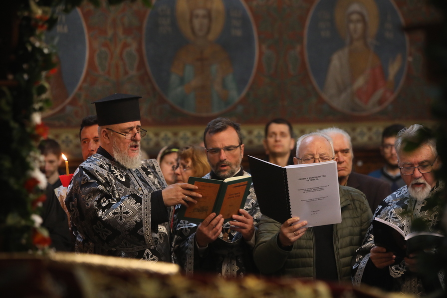 <p>На Велики петък: Богослужения за най-скръбния ден за християните в митрополитския храм &quot;Св. Неделя&quot;</p>