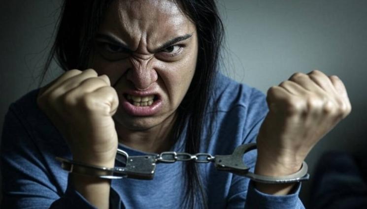 Арестантка - НЯМА ТАКЪВ ЦИРК: Арестантка вдигна ченгетата във въздуха, блъска си главата в прозорец, гризе пейка и се търкаля по пода!