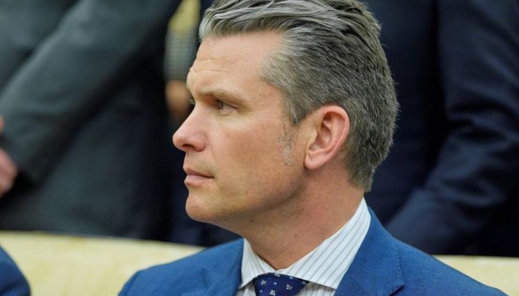 Хегсет - СКАНДАЛ В САЩ: Министърът на отбраната е споделил планове за атаки на съпругата си и и брат си!