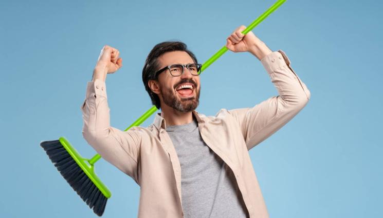 тренировки метла - РАЗВЪРТАТ ЗДРАВО: TikTok маниаци яхват метли! (ВИДЕО)