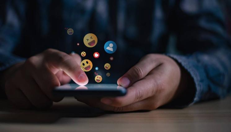 емотикони - Непознат дядо заля жена с емотикони, осъдиха го за сексуален тормоз