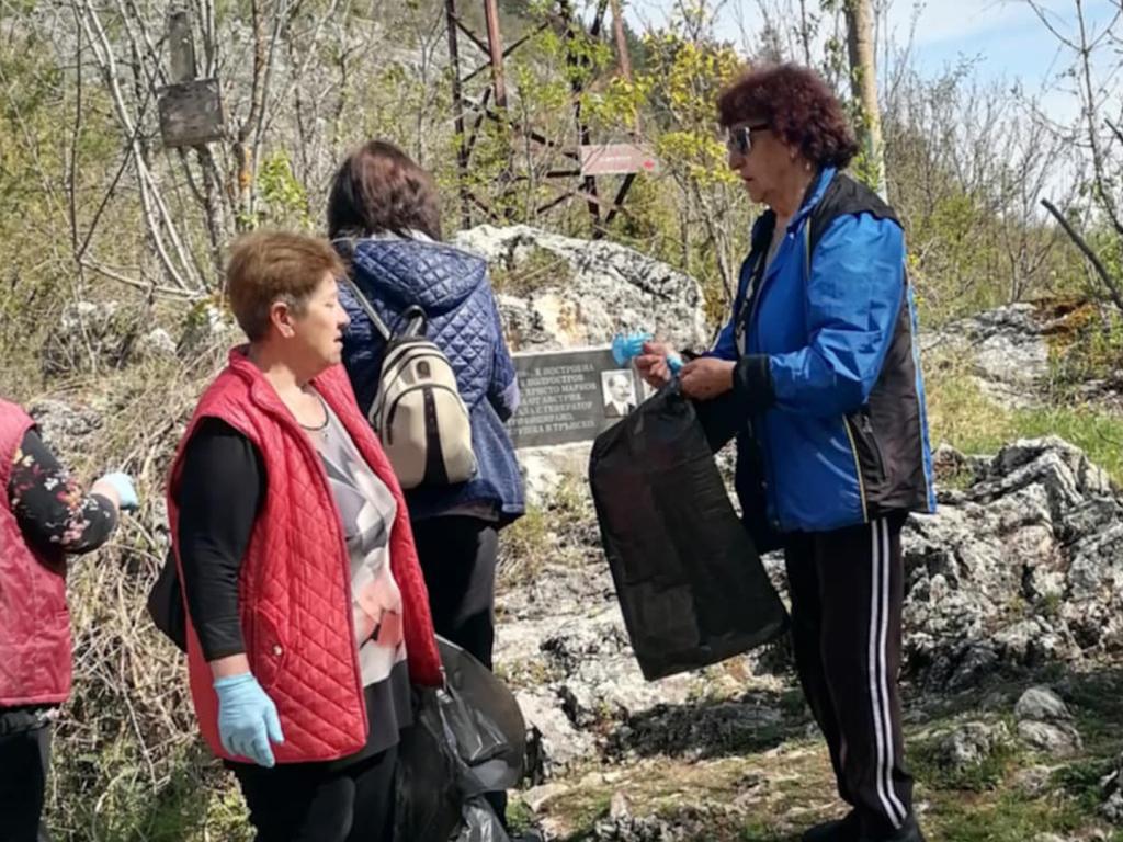 Пенсионери почистиха района около Врабчанския водопад
