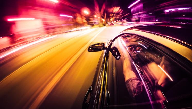 бързо каране гонка - СТРАШЕН ЕКШЪН: 8-годишен шофьор си спретна бясна гонка с ченгета!