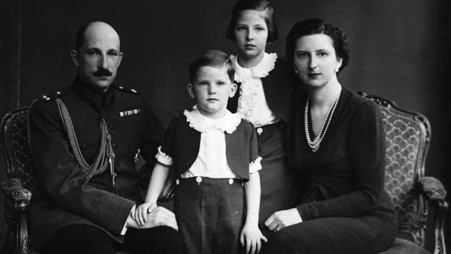 Цар Борис III и царица Йоана с княз Симеон Търновски и княгиня Мария Луиза.