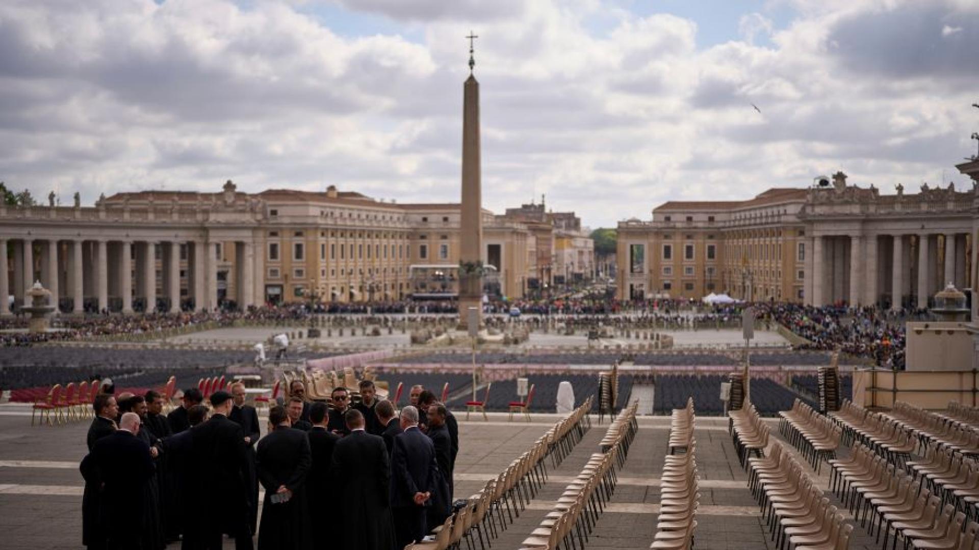 Държавни глави премиери монарси и 130 чужди делегации са потвърдили