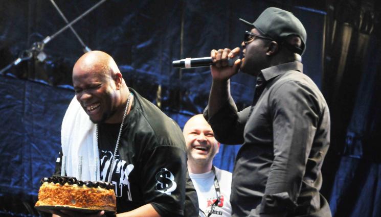 c block - ЗВЕЗДНА ВИЗИТА: C-Block обядва с наша кметица (СНИМКА)