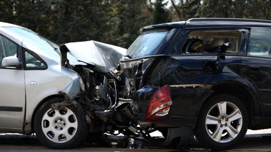 Шофьор се вряза в автокъща край Стара Загора, помете шест автомобила