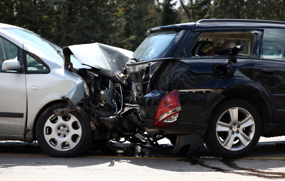 Шофьор се вряза в автокъща край Стара Загора, помете шест автомобила