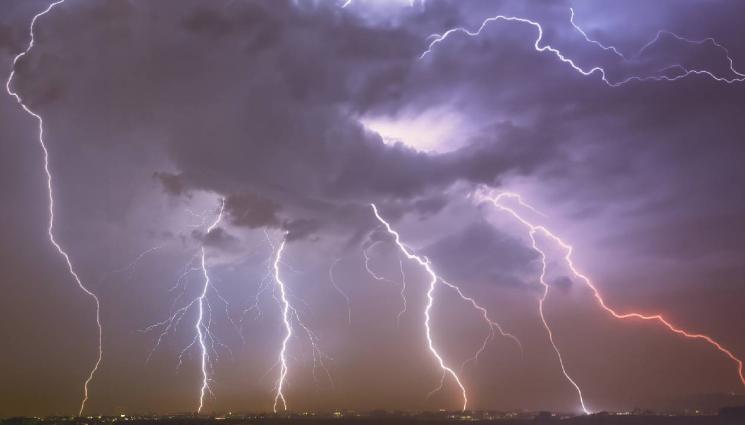 d - ЗАПОЧНА СЕ: Връхлетяха ни порой и градушка, евакуират десетки семейства! (ВИДЕО)