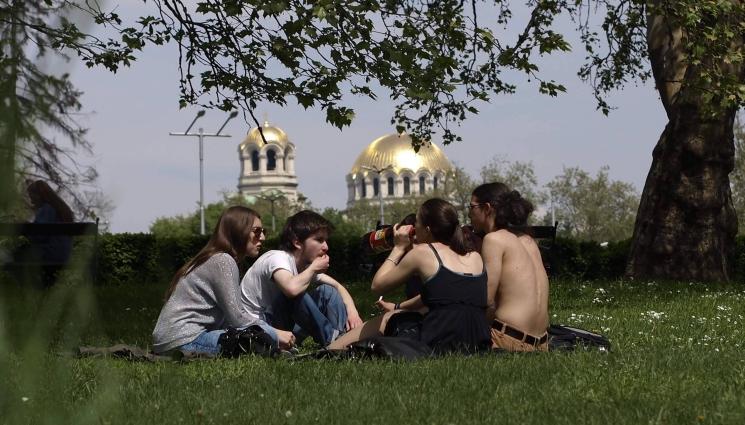 Младежи Любов