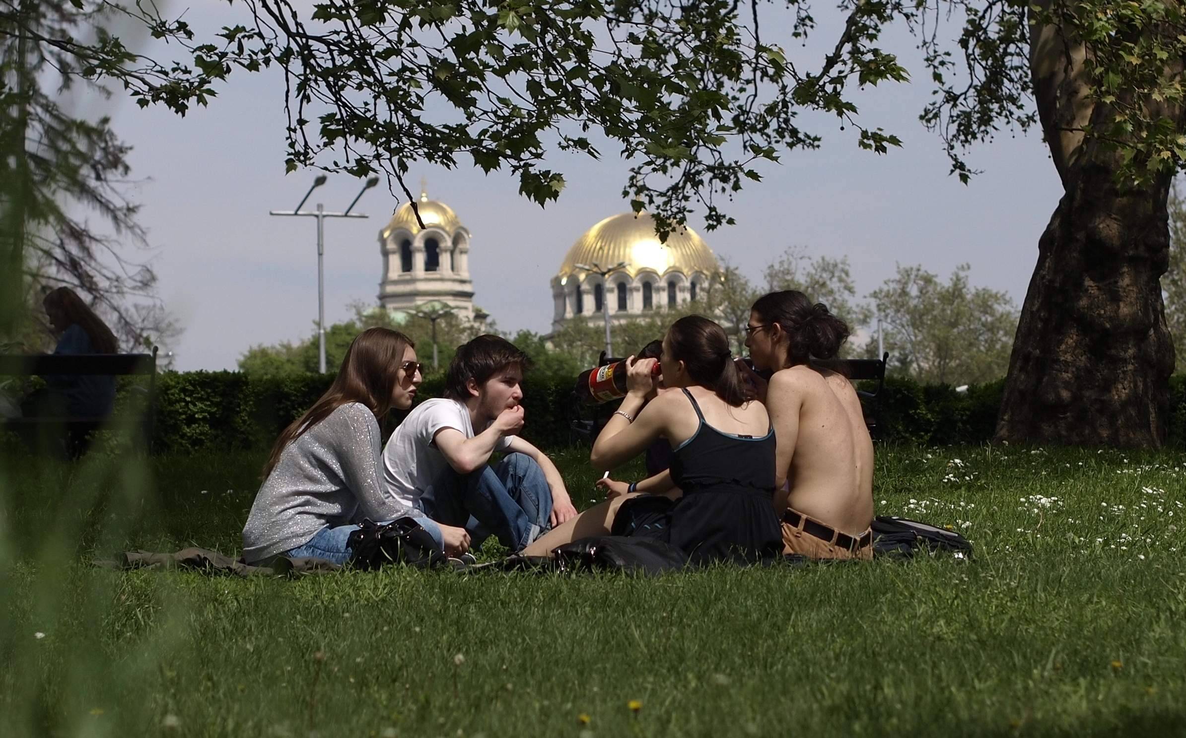 Младежи Любов