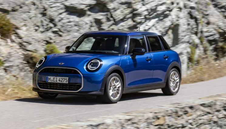 Mini Cooper S - MINI Cooper S със задни врати осигурява по-удобен достъп