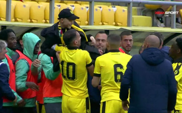 Трогателен момент - футболисти на Ботев и малкият Денис празнуват заедно (видео)