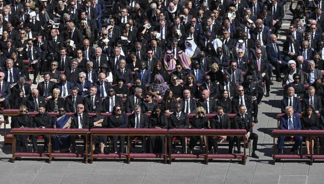  Тръмп се откроява в тълпата със синия си костюм 