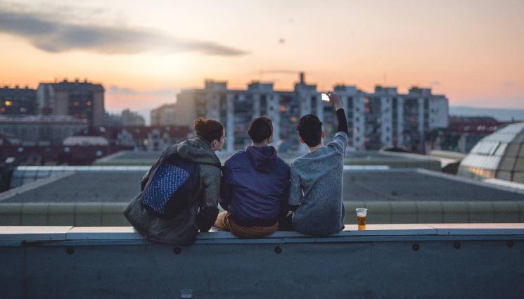 тийнейджъри покрив - АЙЛЯК: Малолетни се качиха на покрив да пият по бира! (СНИМКИ)