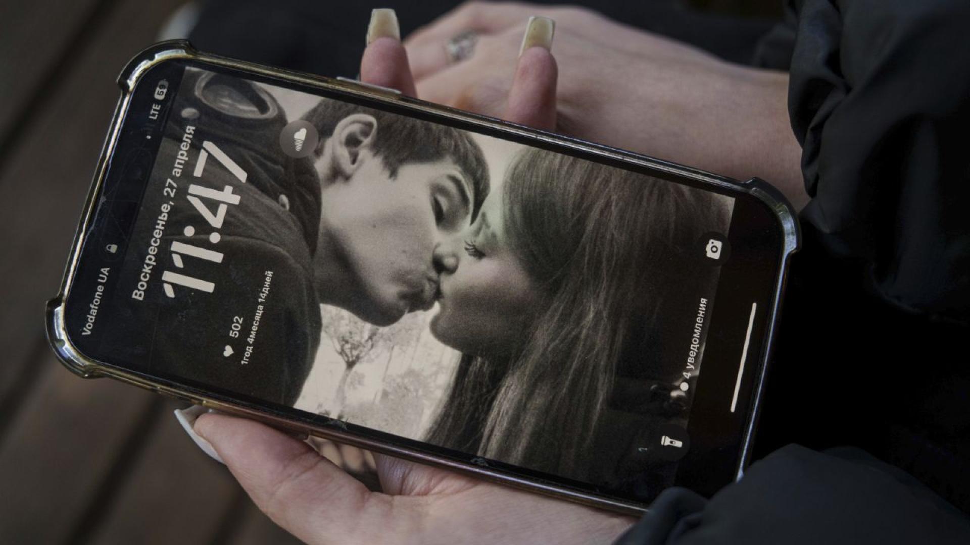 Те се запознаха в парк в един зимен ден в