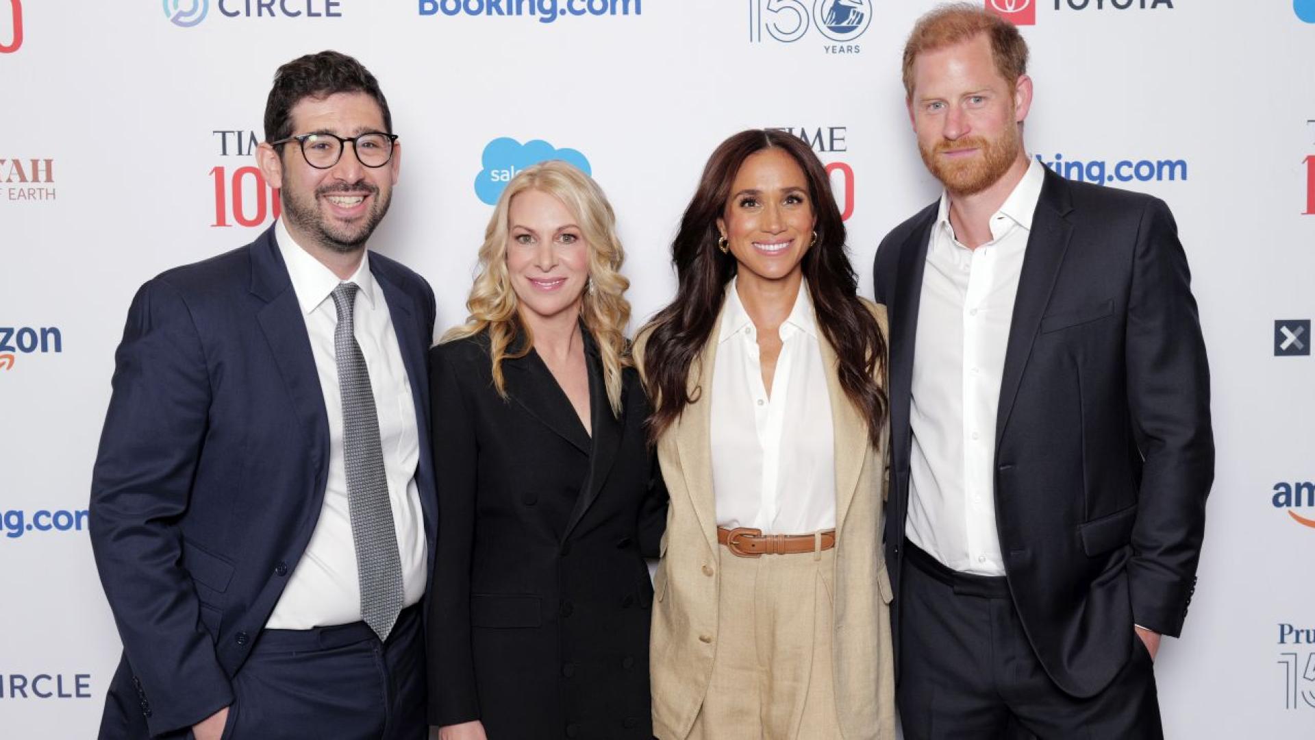 Меган Маркъл зае централно място под светлините на прожекторите на