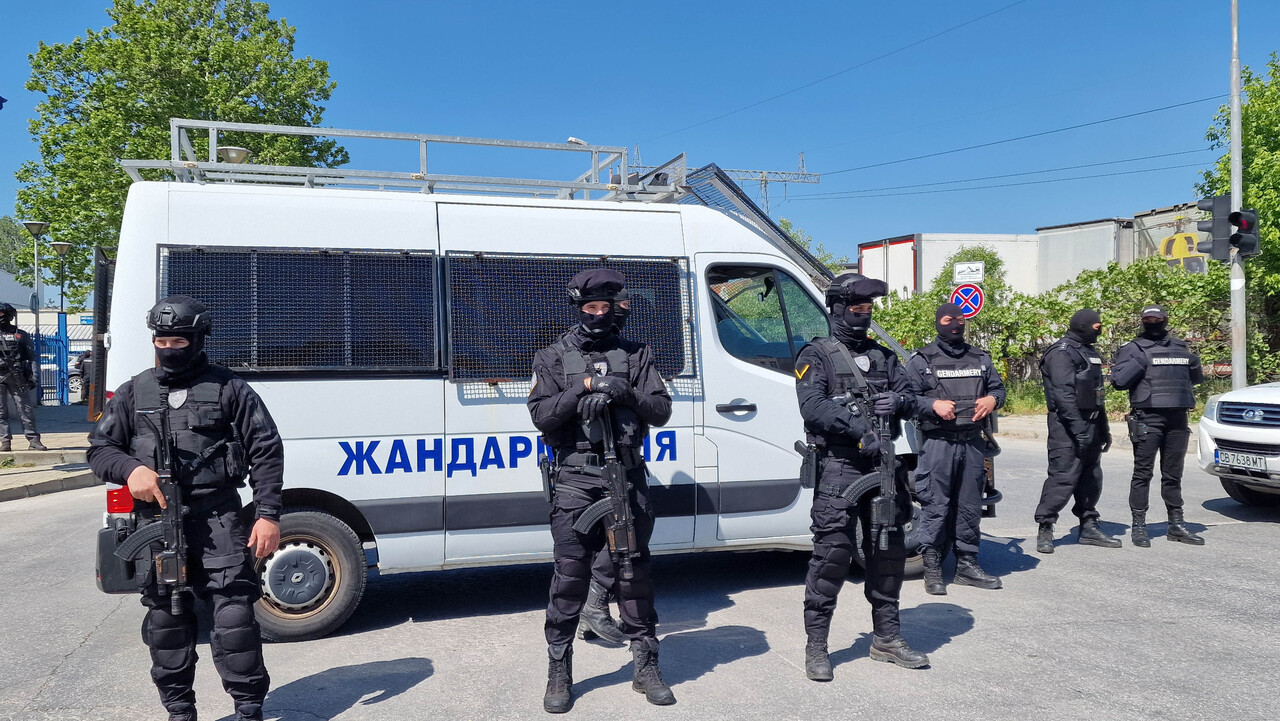 <p>Акция на Главна дирекция &bdquo;Борба с организираната престъпност&ldquo; (ГДБОП) се провежда в териториалната дирекция на Агенция &bdquo;Митници&ldquo; в Пловдив, видя репортер на БТА. Десетки служители на реда са пред входовете на сградата на митницата и не допускат в нея да влязат нито тежкотоварни автомобили за проверка, нито представители на фирми, чиито камиони са задържани вътре в митницата. Към момента тирове са паркирали на &quot;Кукленско шосе&quot; в града и трафикът е затруднен.</p>
