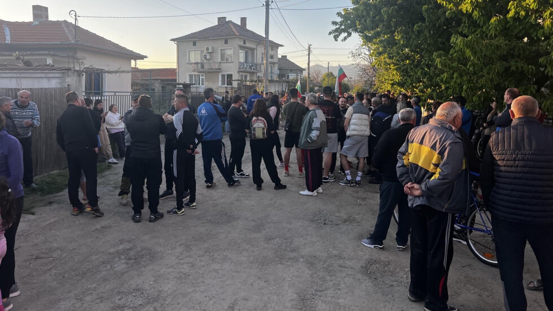 Десетки излязоха на мирен протест в казанлъшкото село Овощник Причината