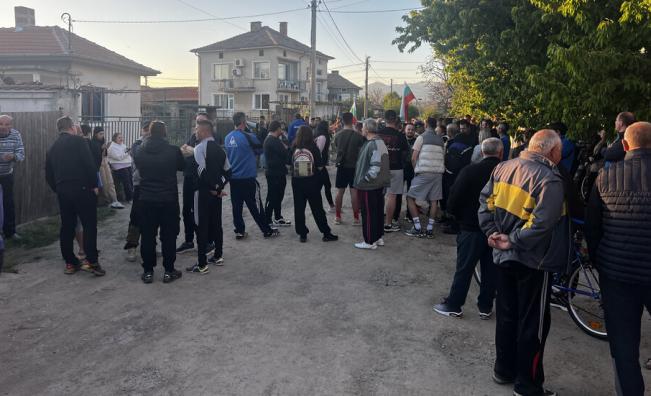 Протест срещу агресивна фамилия в село Овощник