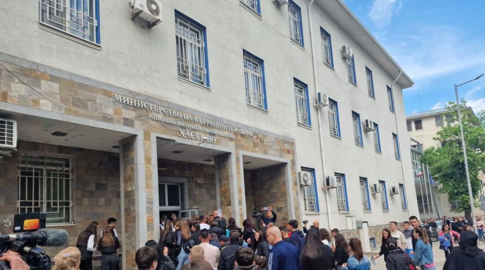 След жестокото убийство: Протестиращи нахлуха в хасковската полиция