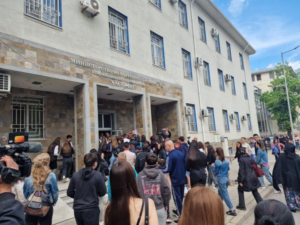 Пред сградата на РПУ- Хасково започна протест с искане на