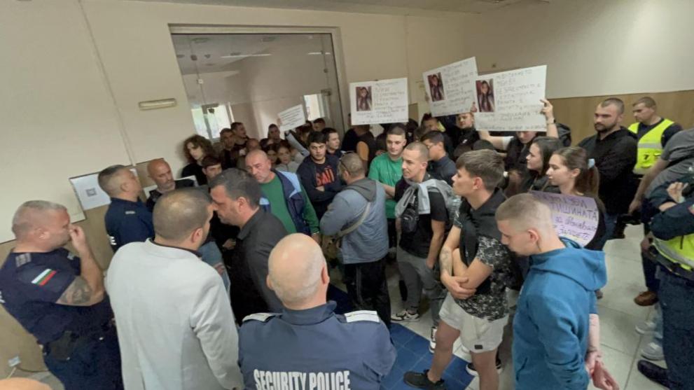 Близки и приятели на убитата 18-годишна Магдалена излязоха на протест