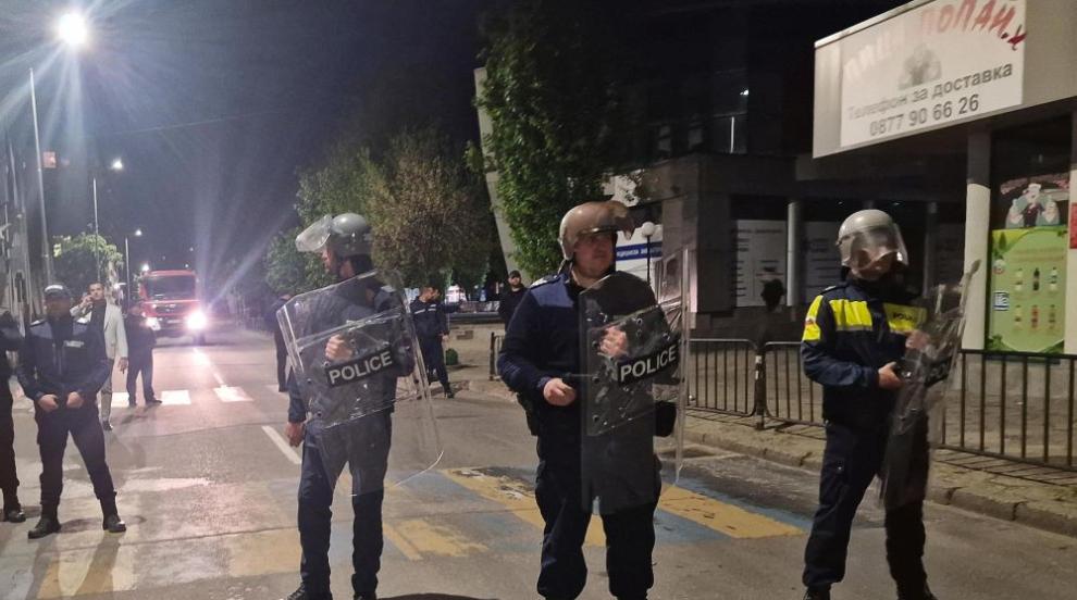 Униформени разпръснаха протеста в Хасково, вътрешният министър иска оставката на шефа на полицията (СНИМКИ)