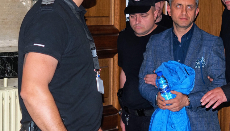 МИТНИЦИ - РАЗКРИТИЯ СЛЕД АРЕСТА: Шефът на митниците Беляшки се щракнал пред тир с цигари, облечен в униформа!