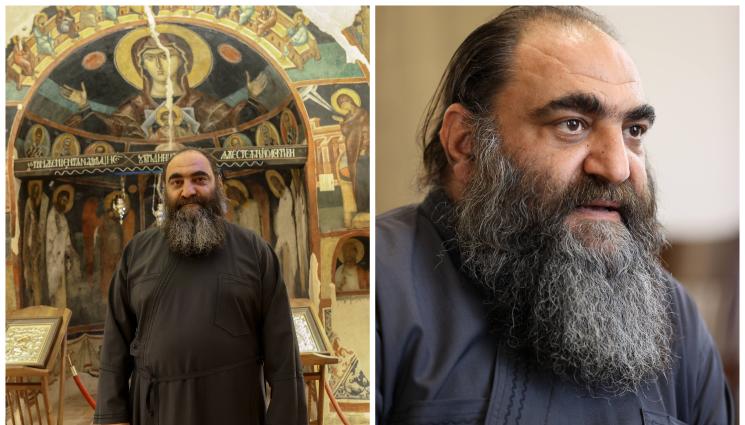 отец - Свещеноикономът на Кремиковския манастир отец Серафим Янев пред 