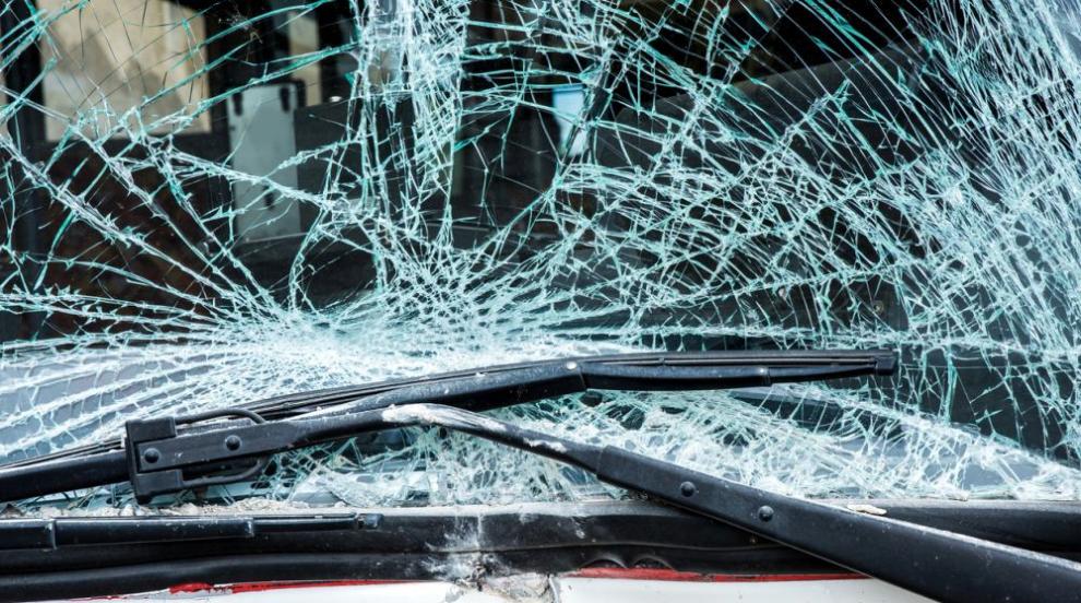 Вандалска проява: 18-годишен пътник счупи прозорец на автобус
