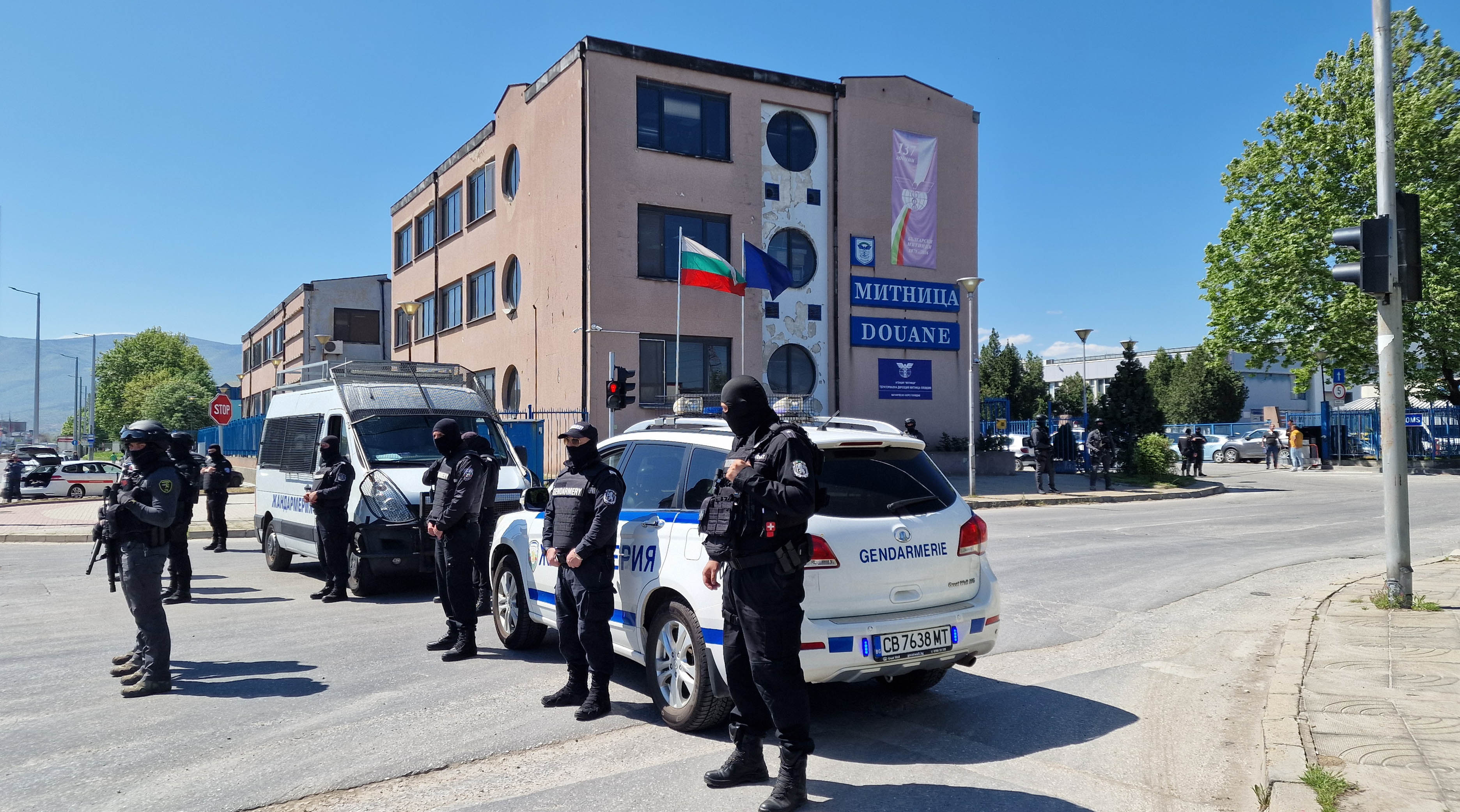  Никой не можеше да влиза или излиза от сградата на митницата