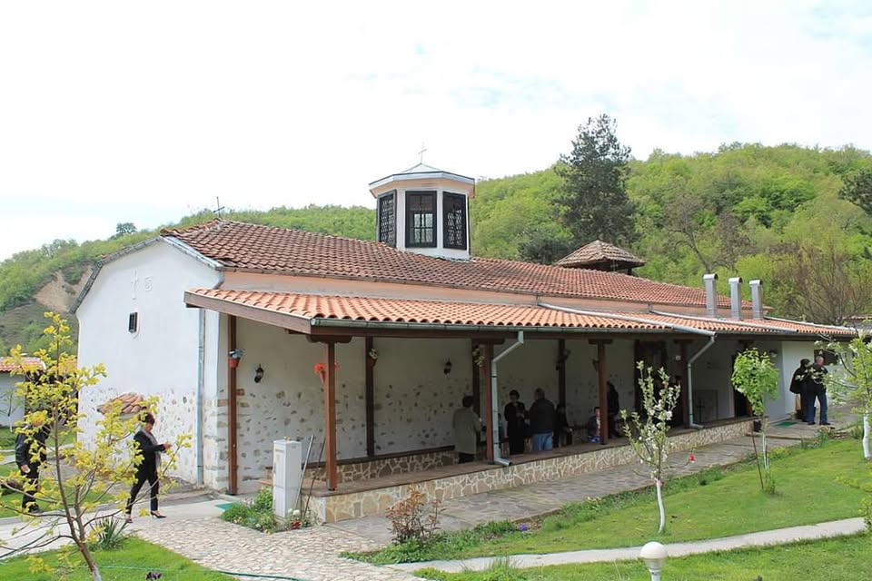 Църквата в село Златолист.