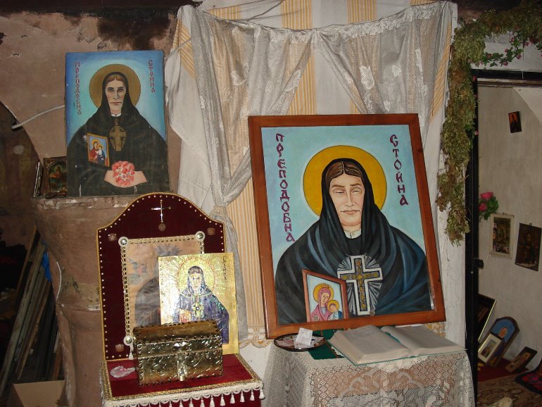 В храма още се пази монашеската килия на Преподобна Стойна.