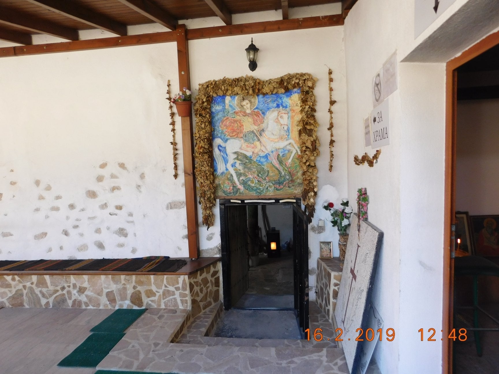  Народната светица е рисувана дружно със Св. Георги. 