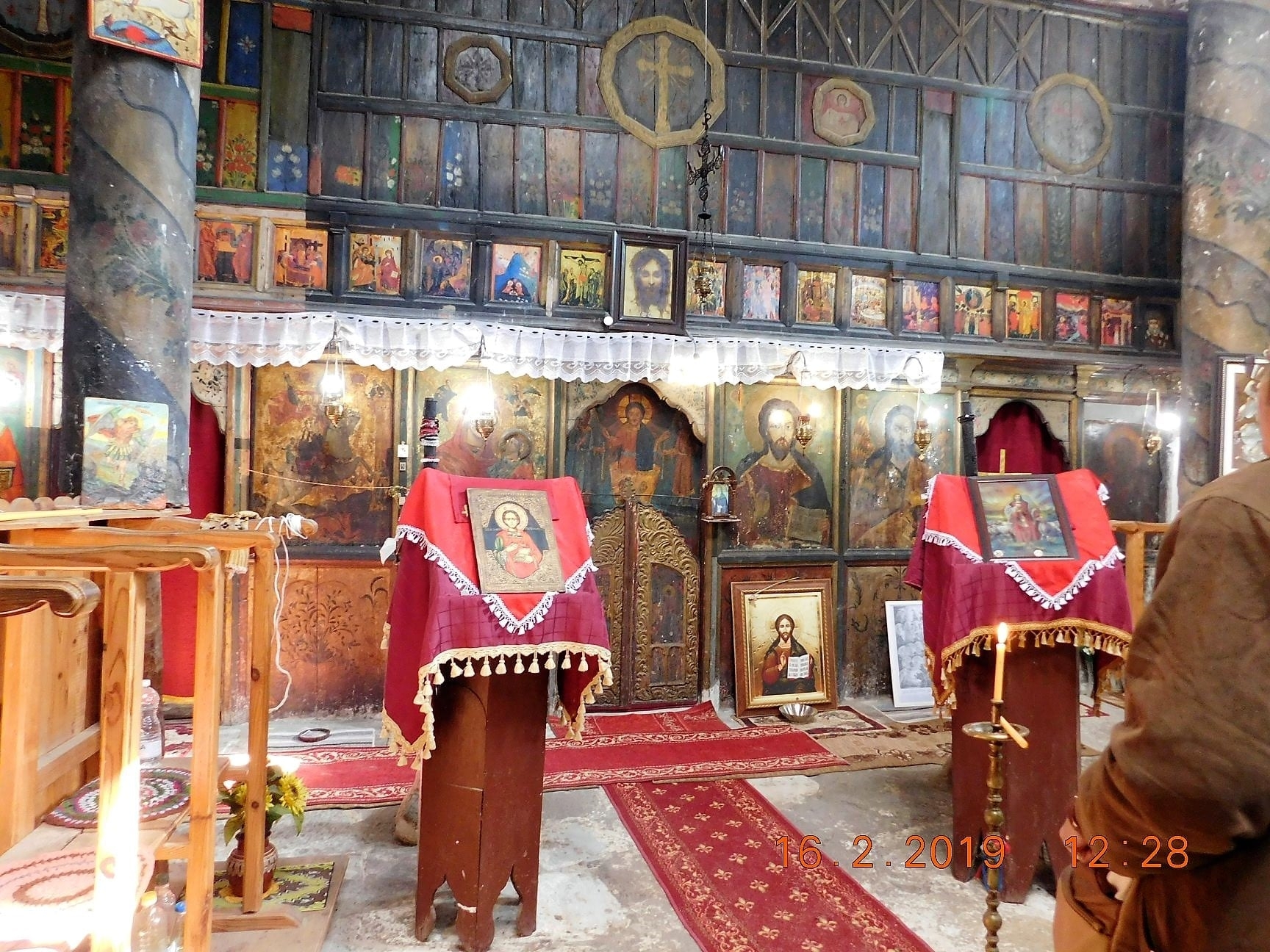 Олтарът на храма е запазен в оригиналния му вид от времето на чудотворницата.