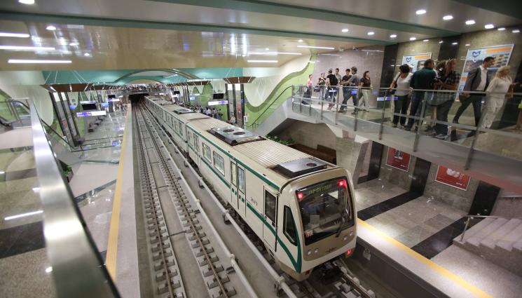 бащата на метрото - УЖАС В СОФИЯ: Човек скочи на релсите, метрото спря!