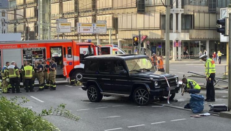 кола - УЖАСЯВАЩО: Кола помете пешеходци!