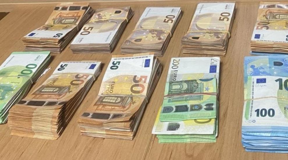 Недекларирана валута за близо 120 000 лв. в легло на шофьор откриха на МП „Лесово“