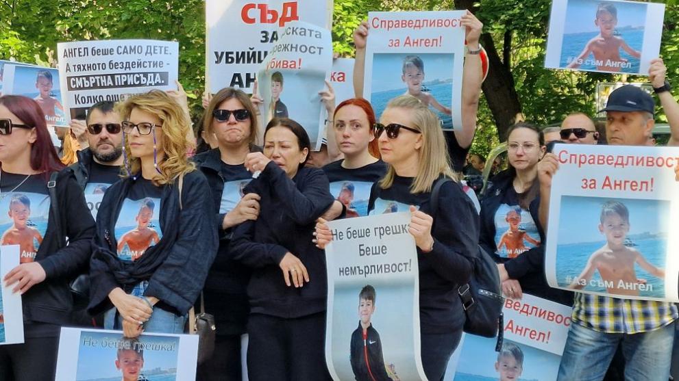 Десетки хора протестират пред частна клиника в Пловдив, където преди