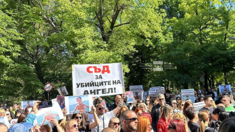 ЕСКАЛАЦИЯ: Протестиращи нахлуха в клиниката, в която почина 6-годишния Ангел след лечение на зъби! (ВИДЕО)