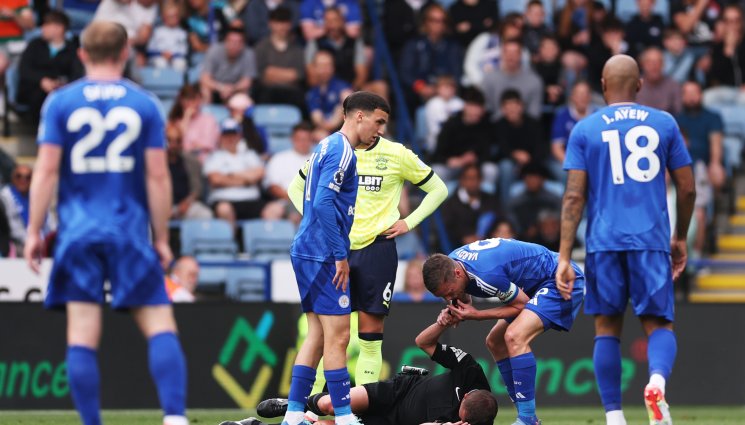 Лестър Саутхемптън - УЖАС В АНГЛИЯ: Съдия се сгромоляса на терена след удар в главата с футболист