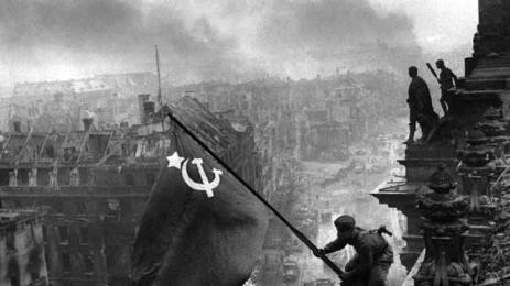 На 1 май 1945 г. в Берлин: Българи от Молдова побиват знамето на Райхстага!