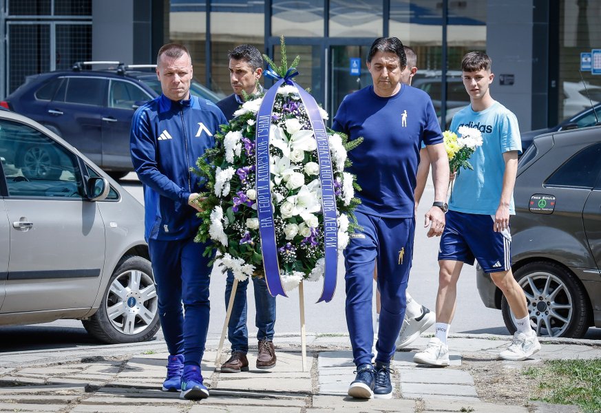 Поднасяне на венци на паметника на Гунди1