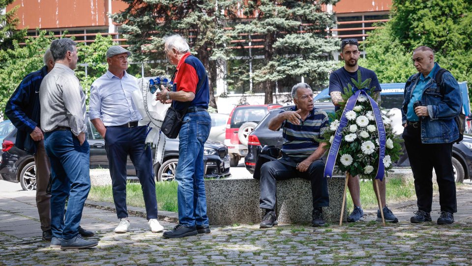 Поднасяне на венци на паметника на Гунди1