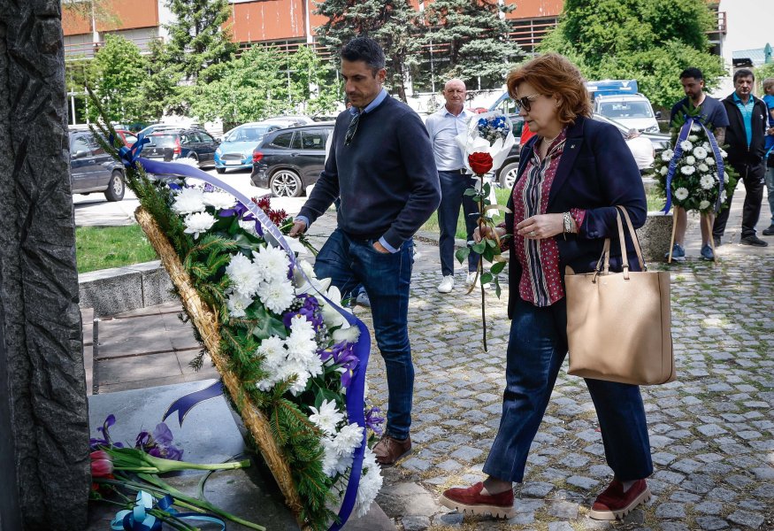 Поднасяне на венци на паметника на Гунди1