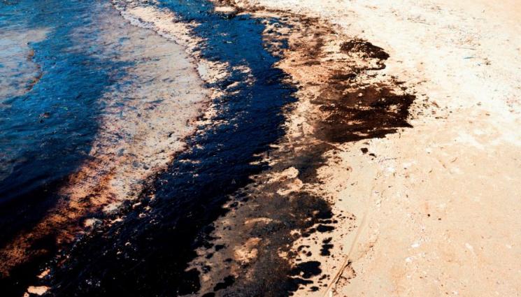 нефтено петно - Нефтени петна изплуваха по плажове в Поморие (СНИМКИ)