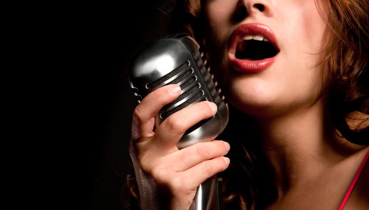 певица - ГОРЕЩО: Чалгаджийка разтвори крака, спря тока на мъжете! (СНИМКИ)