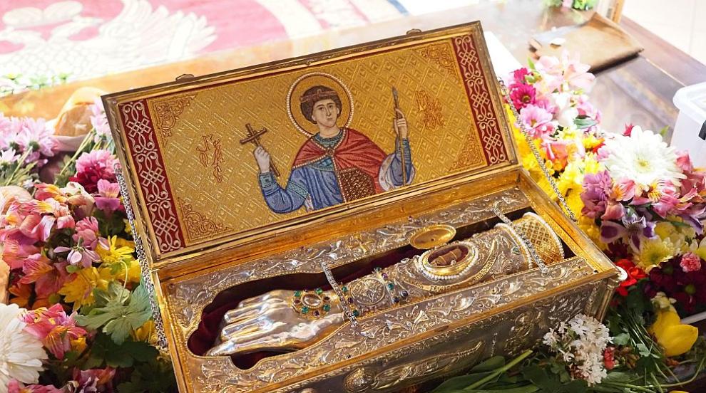 Мощите на Свети Георги са у нас, опашки от вярващи искат да се поклонят и помолят